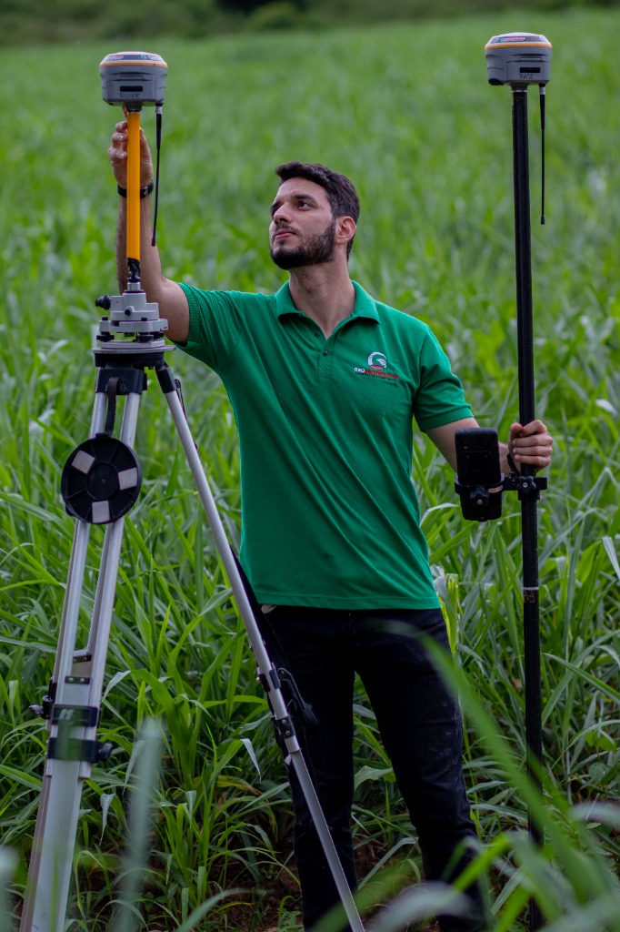 Murillo Gonçalves em campo com equipamento receptor GNSS RTK para georreferenciamento e cadastro territorial rural na temporada do ITR 2026